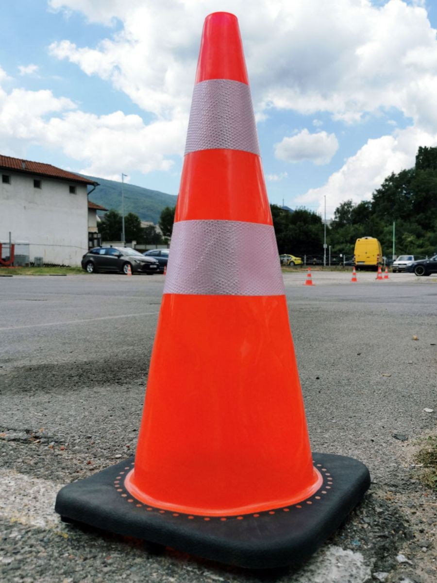 Авариен Конус с Тежка Основа 70 см CARE – Професионален